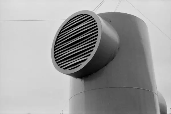 Round ventilation grille at the end of a metal duct