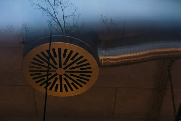 Round ceiling diffuser connected to metal ductwork