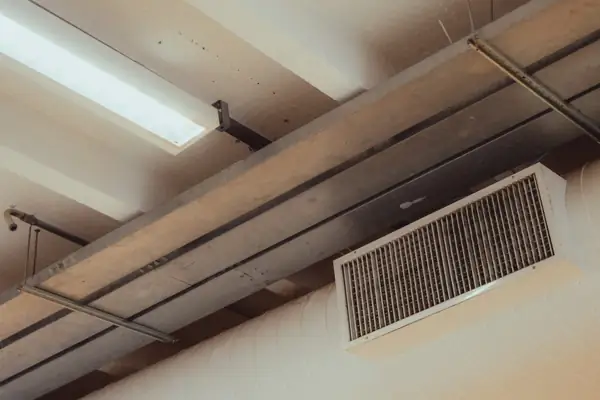 Return air grille in a ceiling bulkhead