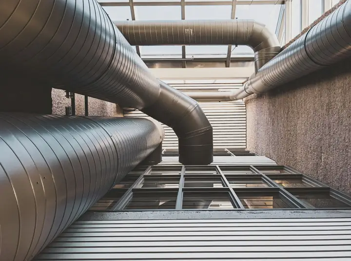 Large insulated ducts in a building
